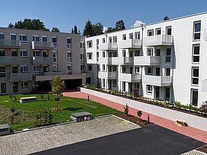 Wohnanlage mit Wiese und Balkonen