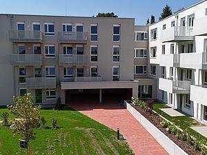 Wohnanlage mit Wiese und Balkonen